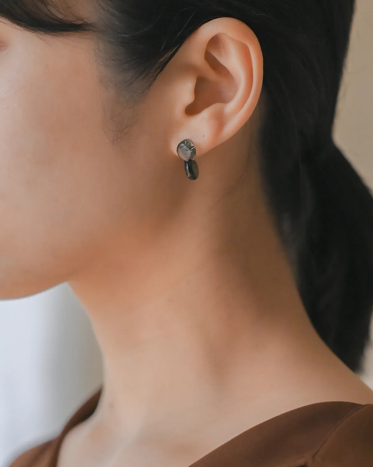 ピアス 夕暮れのカモミール グレー2